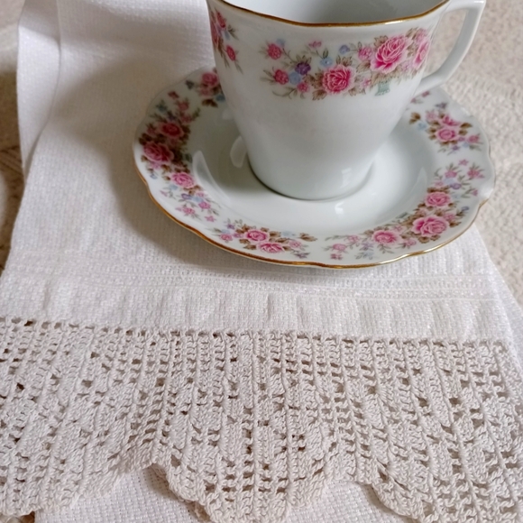 BEAUTIFUL VINTAGE HUCK LINEN GUEST TOWEL WITH CROCHET TRIM! - Picture 1 of 8